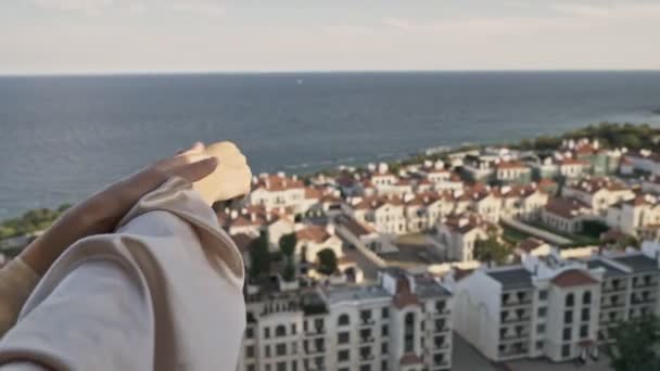 Şehrin Yukarısındaki Kadın Ellerinin Kırpılmış Görüntüsü — Stok video