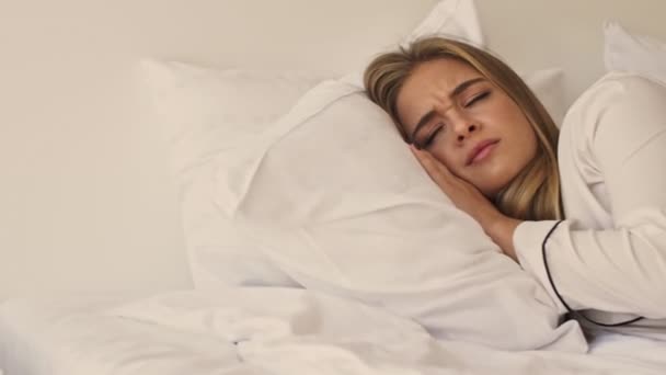 Ein Unzufriedenes Junges Mädchen Schlafanzug Bedeckt Ihr Gesicht Vor Sonnenschein — Stockvideo