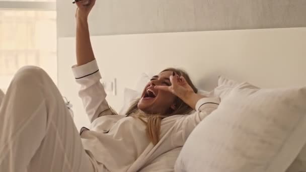 Веселая Молодая Блондинка Пижаме Делает Селфи Постели Спальне — стоковое видео