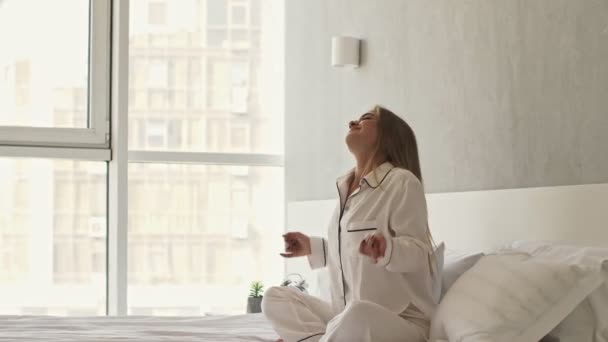 Egy Boldog Aranyos Pizsamában Nyújtja Karját Mosolyog Miközben Alvás Után — Stock videók