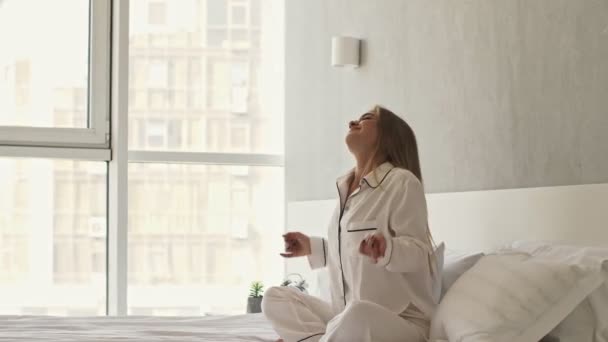 Una Donna Carina Felice Pigiama Sta Allungando Braccia Sorridendo Mentre — Video Stock