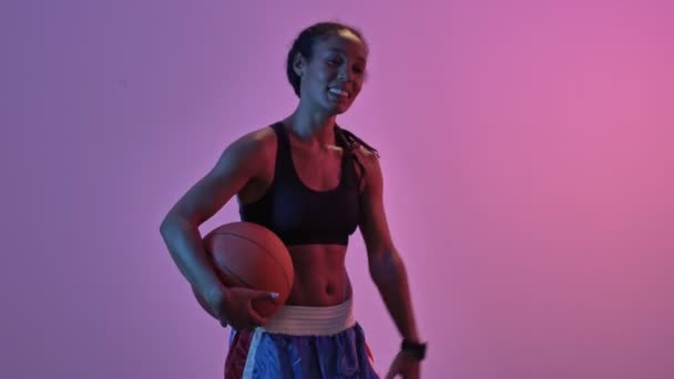 Fröhliche Afrikanische Sportlerin Hält Ball Und Jubelt Isoliert Led Taschenlampen — Stockvideo