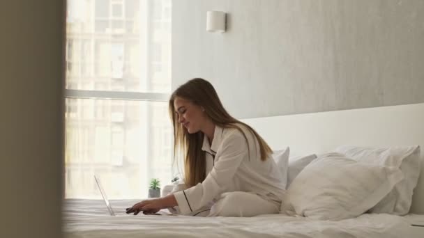 Pijama Giymiş Gülümseyen Kadına Bakan Kamera Dizüstü Bilgisayarında Daktilo Yazarken — Stok video