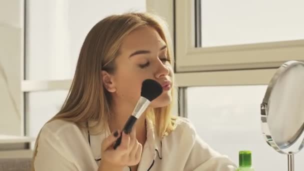 Närbild Vacker Kvinna Pyjamas Gör Makeup Med Hjälp Puderborste Och — Stockvideo