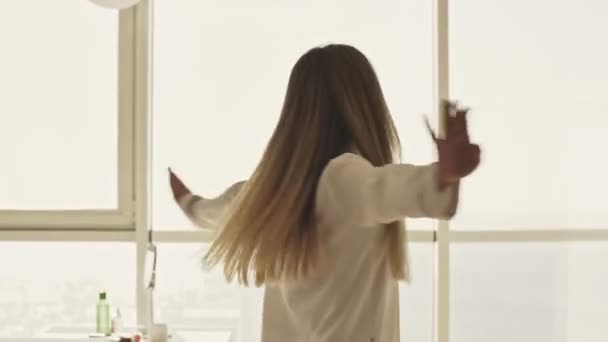 Une Jolie Jeune Femme Blonde Pyjama Danse Cuisine Matin — Video