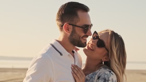 Güneşli Sahilde Dinlenirken Birbirlerine Sarılıp Gülümseyen Sıradan Giyinmiş Romantik Bir — Stok video