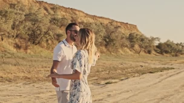 Una Pareja Encantadora Romántica Está Bailando Playa Soleada — Vídeo de stock