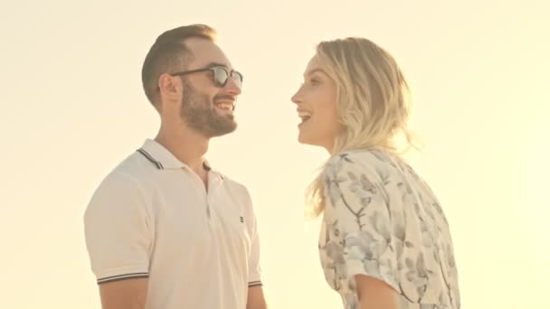 Ein Nettes Paar Lässiger Kleidung Kuschelt Sich Sommer Sonnigen Strand — Stockvideo