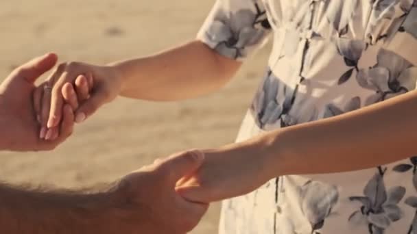 Närbild Par Händer Håller Varandra Den Soliga Stranden — Stockvideo