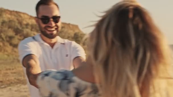 Feliz Casal Satisfeito Roupas Casuais Está Girando Juntos Enquanto Diverte — Vídeo de Stock