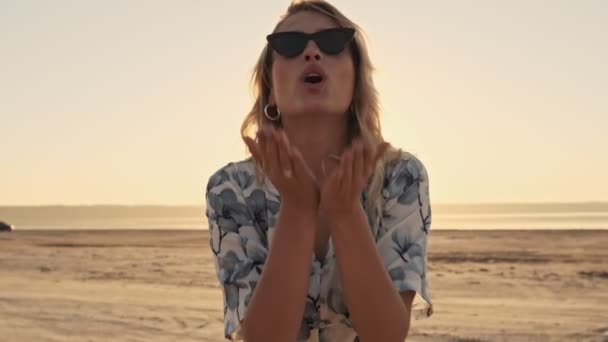 Ein Positiv Lächelndes Junges Mädchen Schickt Sonnigen Strand Der Nähe — Stockvideo