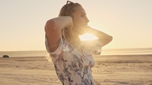 Güzel Bir Genç Kız Göl Kenarındaki Güneşli Sahilde Saçlarını Sallıyor — Stok video