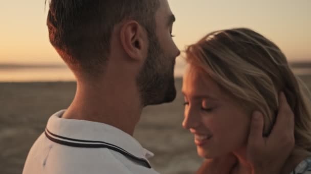 근처의 양지바른 해변에서 데이트를 하면서 서로에 감탄하고 매력적 — 비디오