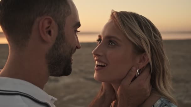 Une Vue Rapprochée Couple Merveilleux Regarde Sur Plage Ensoleillée Près — Video