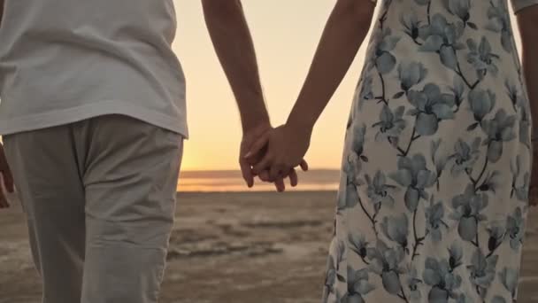 Una Vista Trasera Una Hermosa Pareja Está Caminando Playa Cerca — Vídeos de Stock