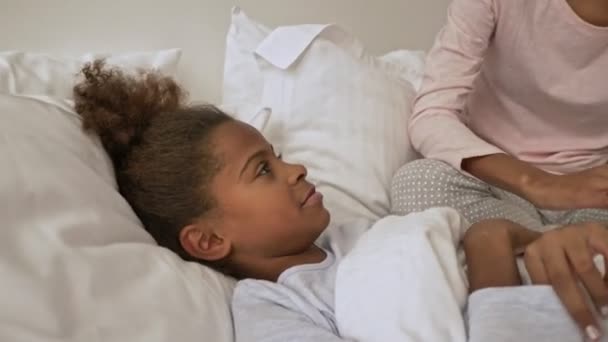 Agradable Mujer Africana Divirtiéndose Hablando Con Pequeña Hija Bonita Mientras — Vídeos de Stock