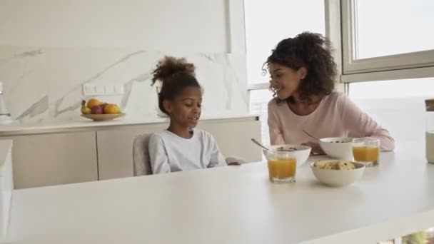 Alegre Mujer Africana Pequeña Feliz Hija Bonita Hablando Divirtiéndose Mientras — Vídeo de stock