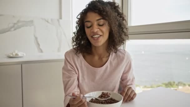 Glückliche Afrikanerin Frühstückt Und Spricht Mit Ihrer Tochter Während Sie — Stockvideo