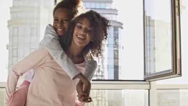 Szczęśliwa Afrykanka Jej Zadowolona Córka Bawią Się Razem Przy Oknie — Wideo stockowe