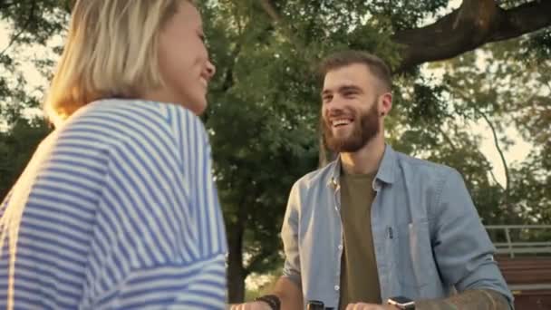 Feliz Joven Amigos Chico Chica Ríen Hablan Mientras Conduce Scooters — Vídeos de Stock