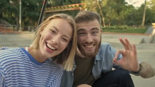 Młoda Wesoła Para Robi Sobie Selfie Patrząc Kamerę Terenie Sportu — Wideo stockowe