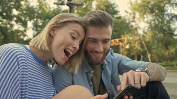 Una Giovane Bella Coppia Uomo Donna Stanno Guardando Qualcosa Interessante — Video Stock