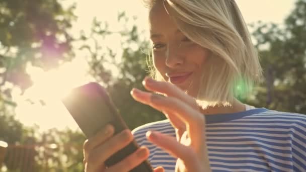 Une Jolie Femme Allume Son Scooter Électrique Utilisant Une Application — Video