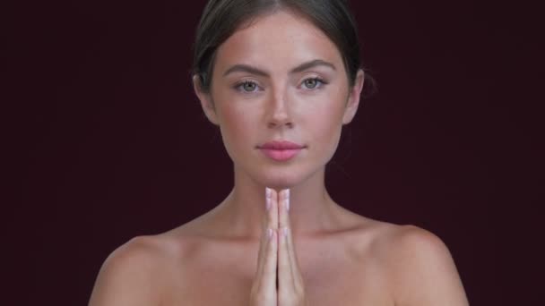 Una Bella Giovane Donna Calma Tiene Mano Come Una Posa — Video Stock