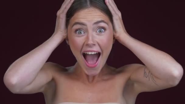 Een Vrolijke Glimlachende Jonge Vrouw Blij Terwijl Schreeuwen Het Verhogen — Stockvideo