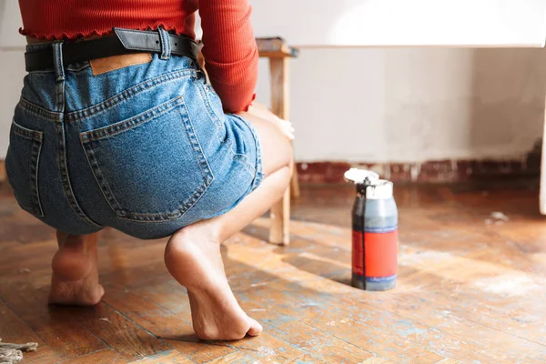 Portret Van Jonge Kaukasische Artistieke Vrouw Met Behulp Van Schildergereedschap — Stockfoto