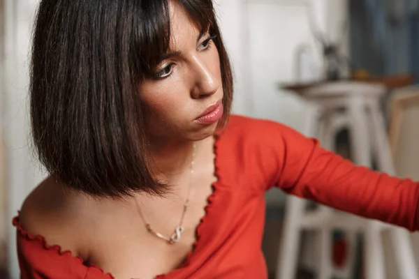 Primo Piano Una Giovane Donna Dai Capelli Castani Piedi Casa — Foto Stock