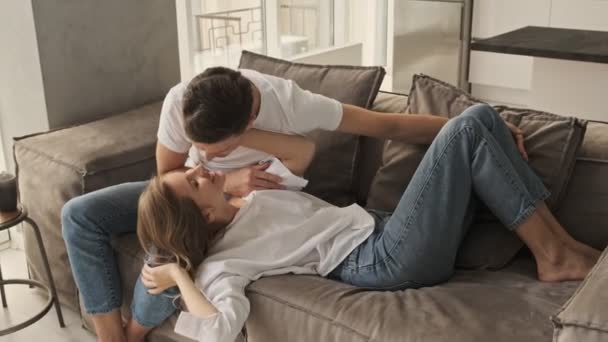 Charmant Jeune Couple Positif Homme Femme Tenue Décontractée Embrassent Assis — Video