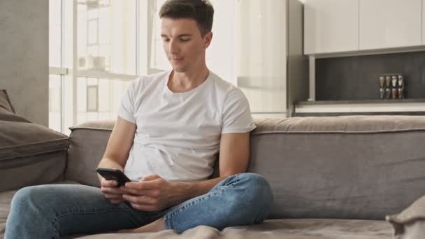 Hombre Guapo Está Usando Teléfono Inteligente Mientras Una Hermosa Chica — Vídeos de Stock