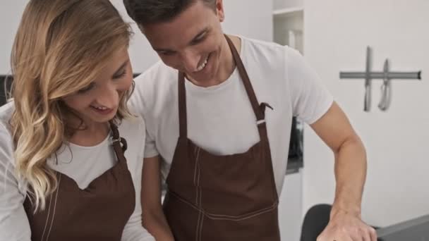 Una Pareja Joven Positiva Está Haciendo Masa Juntos Cocina — Vídeos de Stock