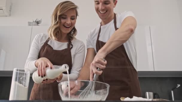 Счастливая Улыбающаяся Молодая Пара Мужчина Женщина Вместе Делают Тесто Кухне — стоковое видео