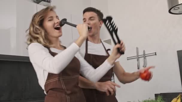 Ein Fröhliches Junges Paar Hat Spaß Beim Tanzen Und Singen — Stockvideo