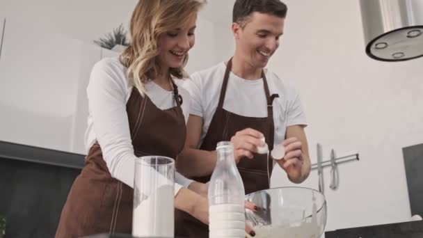 Jubelnde Junge Männer Und Frauen Braunen Schürzen Backen Gemeinsam Der — Stockvideo