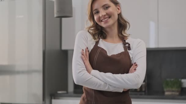 Eine Schöne Junge Köchin Schickt Der Küche Einen Luftkuss Die — Stockvideo