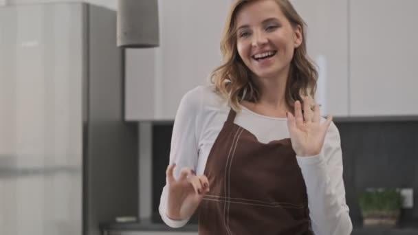 Een Blije Jonge Vrouw Kokkin Een Bruin Schort Danst Keuken — Stockvideo