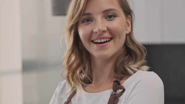 Una Vista Cerca Una Joven Rubia Sonriente Positiva Está Enviando — Vídeos de Stock