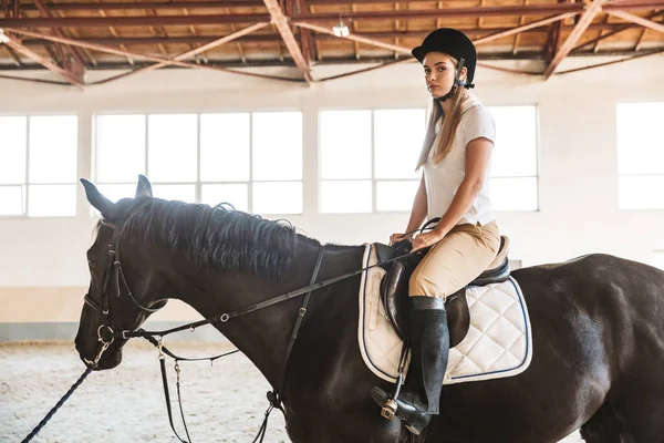 Foto Concentrada Jovem Loira Bonita Mulher Usando Chapéu Com Cavalo — Fotografia de Stock