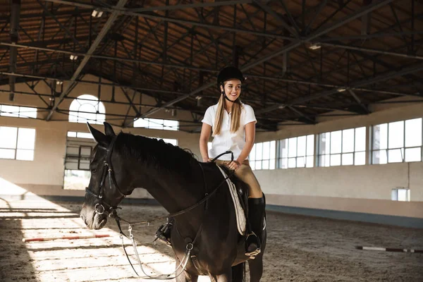 Imagen Joven Rubia Caucásica Hermosa Mujer Usando Sombrero Con Caballo — Foto de Stock