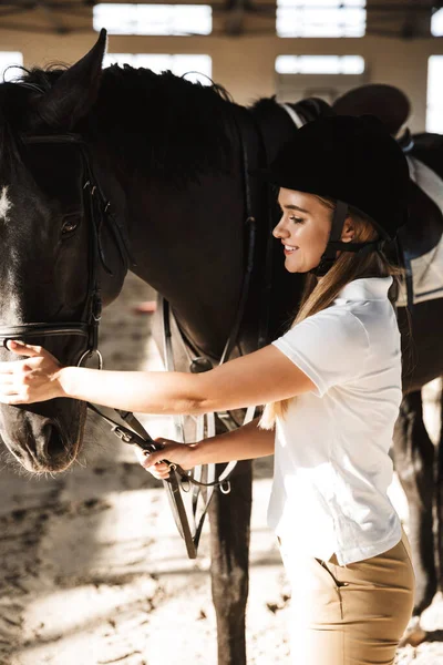 Imagem Caucasiano Alegre Sorrindo Bela Mulher Usando Chapéu Com Cavalo — Fotografia de Stock