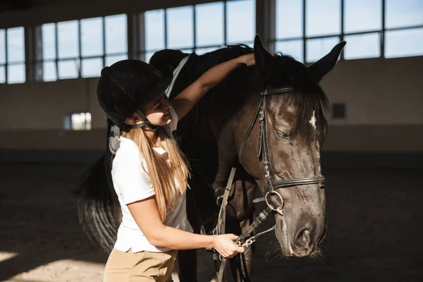 Imagen Joven Rubia Caucásica Hermosa Mujer Usando Sombrero Con Caballo — Foto de Stock