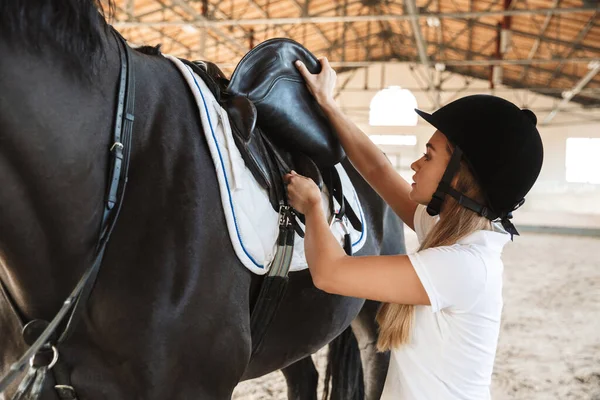 Immagine Giovane Donna Concentrata Che Indossa Cappello Con Cavallo Campagna — Foto Stock