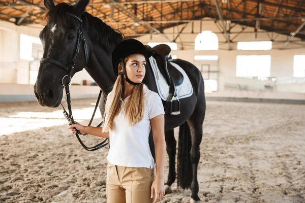 Imagen Una Joven Concentrada Llevando Sombrero Con Caballo Campo Corral — Foto de Stock