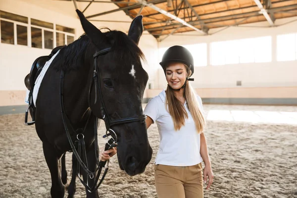 Immagine Giovane Donna Concentrata Che Indossa Cappello Con Cavallo Campagna — Foto Stock