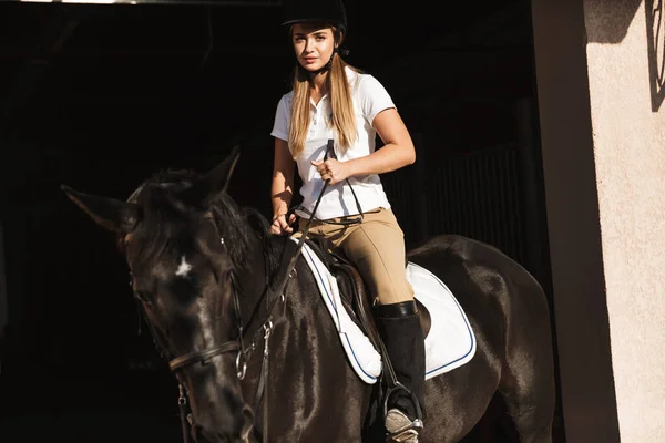 Foto Kaukasisk Ung Koncentrerad Blond Vacker Kvinna Bär Hatt Med — Stockfoto