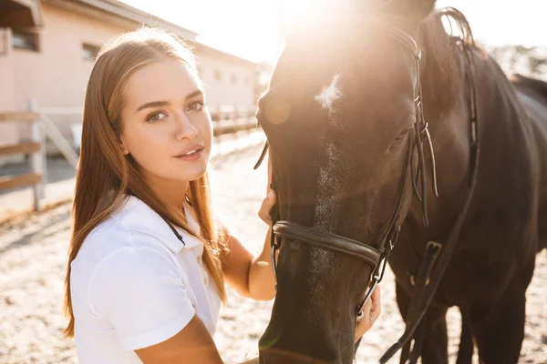 Immagine Concentrata Stupefacente Giovane Bionda Bella Donna Con Cavallo Campagna — Foto Stock