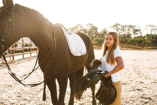 Immagine Concentrata Stupefacente Giovane Bionda Bella Donna Con Cavallo Campagna — Foto Stock